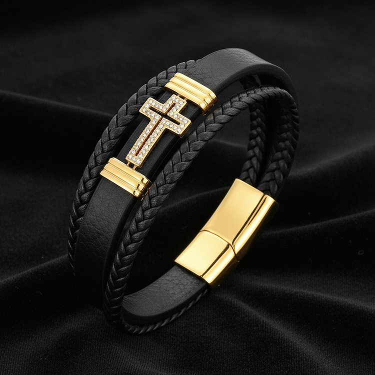 Bracelet three-quarter angle on velvet