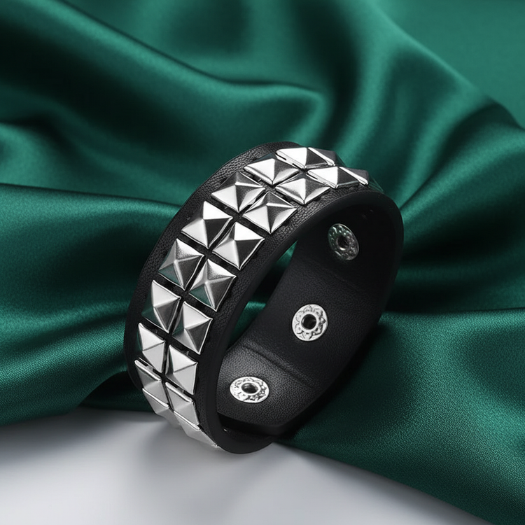 Medium bracelet on emerald silk